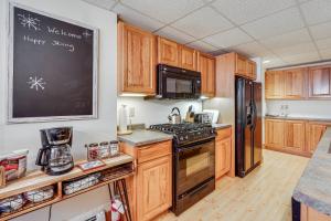 Dapur atau dapur kecil di Jay Peak Resort Vacation Rental Ski-InandSki-Out!