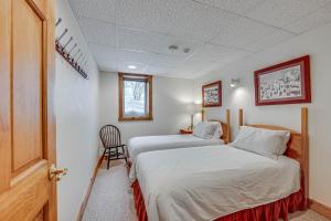 Ένα ή περισσότερα κρεβάτια σε δωμάτιο στο Jay Peak Resort Vacation Rental Ski-InandSki-Out!