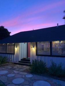une maison éclairée à l'avant dans l'établissement Den Street Cottage, à Los Alamos