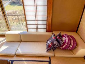 【MeTeL】窓辺から壮大な富士が拝める。リノベーション済み一等貸し宿泊施設的休息区
