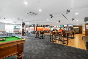 谢珀顿Sherbourne Terrace Hotel的台球室、台球桌和酒吧