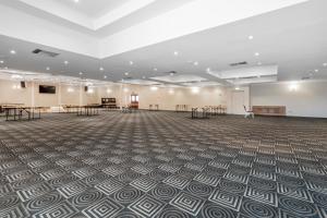 谢珀顿Sherbourne Terrace Hotel的一间有桌椅的大房间