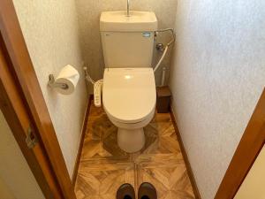 【MeTeL】窓辺から壮大な富士が拝める。リノベーション済み一等貸し宿泊施設的一间浴室