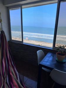 um quarto com uma mesa e vista para a praia em Encanto en Cartagena, aparatamento Duplex con vista al mar em Cartagena de Indias