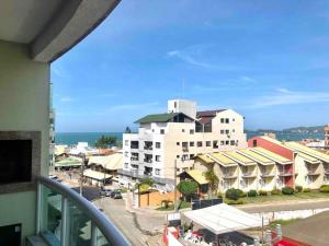 een balkon met uitzicht op de stad bij Muito confortável, vista do mar, todo climatizado in Bombinhas