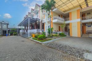 un edificio con palmeras delante en Hotel Griya Katarina, en Ambarawa