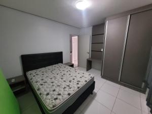 um quarto com uma cama e uma cabina de duche ao nível do chão em Lagoa Flat Service RM Hopsedagem em Caldas Novas mais 53 fotografias