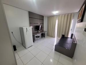 uma cozinha com um frigorífico, uma mesa e uma secretária em Lagoa Flat Service RM Hopsedagem em Caldas Novas