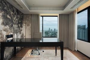 um escritório com uma secretária num quarto com uma janela em JW Marriott Hotel Bangkok em Bangkok