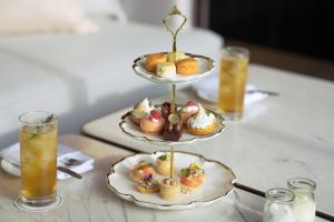 una mesa con dos platos de postres y bebidas en JW Marriott Hotel Bangkok, en Bangkok