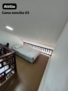 um quarto com uma cama no meio de um quarto em Encanto en Cartagena, aparatamento Duplex con vista al mar em Cartagena das Índias