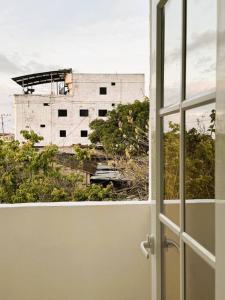 an open window with a view of a building at Hermoso apartamento por estrenar in Puerto Baquerizo Moreno