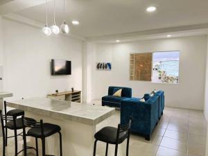 a living room with a blue couch and a table and chairs at Hermoso apartamento por estrenar in Puerto Baquerizo Moreno