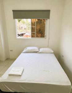 a large bed in a room with a window at Hermoso apartamento por estrenar in Puerto Baquerizo Moreno