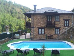 The swimming pool at or close to Hospedaje - Ferrería Quintá
