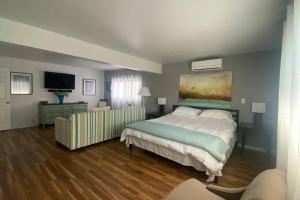 Dream Catcher Getaway في Clearlake Oaks: غرفة نوم بسرير وتلفزيون بشاشة مسطحة