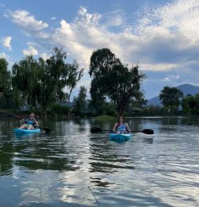 Due persone fanno kayak su un corpo d'acqua di Dream Catcher Getaway a Clearlake Oaks