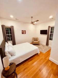 波士頓的住宿－Perrin Place Unit 3，卧室配有白色的床和椅子