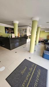- un hall d'accueil avec un tapis de bienvenue à l'étage dans l'établissement Hotel Barranquilla Inn, à Barranquilla