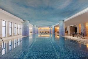 Bazén v ubytování Crowne Plaza Tianjin Binhai Center by IHG nebo v jeho okolí