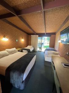 um quarto de hotel com duas camas e uma televisão em Alexandra Motor Inn - Victoria Aus em Alexandra