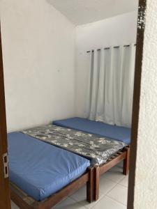 een kleine kamer met een bed en een raam bij Casa Próxima ao Mar em Tamandaré - Seu refúgio a 20 m da praia in Tamandaré