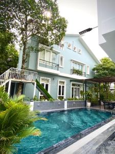uma casa com uma piscina em frente em Nha cua ca villa - Venuestay em Nam Giao