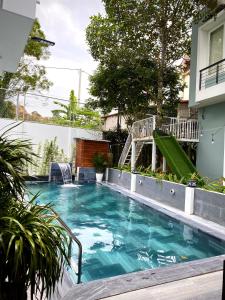 Nam GiaoにあるNha cua ca villa - Venuestayの庭の青い水のスイミングプール
