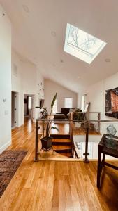 uma sala de estar com uma clarabóia e pisos em madeira em Perrin Place Unit 3 em Boston