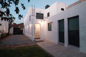 Casa blanca con puerta y entrada en Colomos, 5 BR w/AC king bed, backyard & parking., en Guadalajara