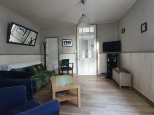 uma sala de estar com um sofá e uma mesa em Maison La Faute-sur-Mer, 3 pièces, 5 personnes - FR-1-476-76 em La Faute-sur-Mer