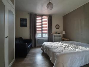 um quarto com uma cama, um sofá e uma janela em Maison La Faute-sur-Mer, 3 pièces, 5 personnes - FR-1-476-76 em La Faute-sur-Mer