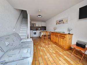 Η κουζίνα ή μικρή κουζίνα στο Maisonnettes au confort optimal, à 300m plage et 100m commerces, parfaite pour les familles - FR-1-476-75