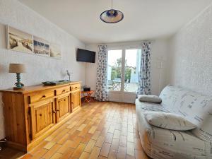 Χώρος καθιστικού στο Maisonnettes au confort optimal, à 300m plage et 100m commerces, parfaite pour les familles - FR-1-476-75