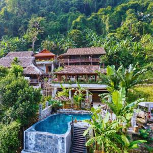 einen Luftblick auf ein Resort mit einem Pool in der Unterkunft Ba Be Jungle Houses in Ba Be18