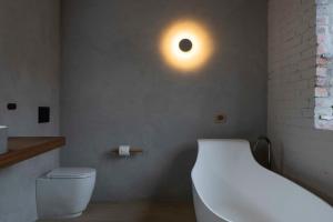 In The Brick Spa And Hotel的一间浴室