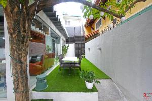 a small courtyard with a table and a tree at Kasa Boutique Hotel in Cebu City