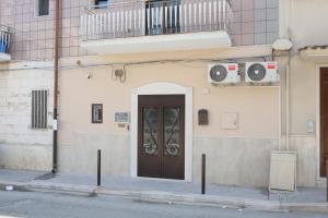 una puerta en el lateral de un edificio en Ripa Alta Room's, en Cerignola