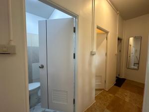 Bathroom sa Sweed Dee Seaview Hostel