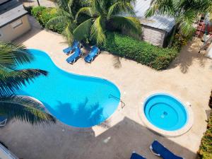 an overhead view of a blue swimming pool at Apartamento en Cabarete in Santo Domingo