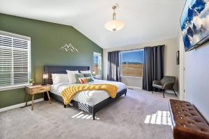 een slaapkamer met een bed, een stoel en een raam bij Mtn View Oasis: 5bd - Movie/Game - Golden Tee in Superior