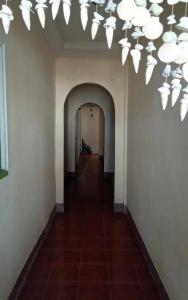 um corredor com um longo corredor com um lustre em lanta white sand beach guesthouse em Ban Mo Nae