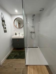 Kúpeľňa v ubytovaní Studio cosy tout équipé en cœur de ville au calme + 21 fotografií