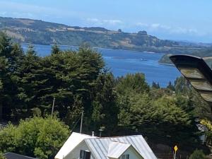 a view of a body of water with a house at Casa acogedora en hermoso entorno Chiloe in Rauco