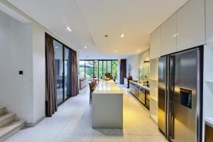 een open keuken met een lang kookeiland in een huis bij The Point Villa Da Nang in Da Nang