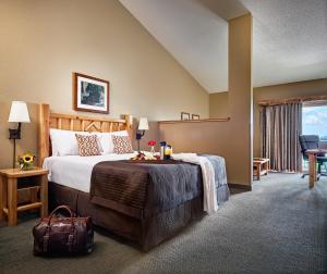 una habitación de hotel con una cama y una maleta en Great Wolf Lodge Concord, en Concord