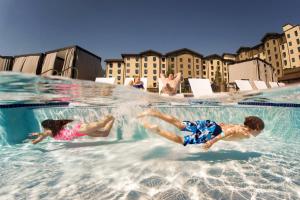 duas crianças a brincar numa piscina num resort em Great Wolf Lodge Concord em Concord