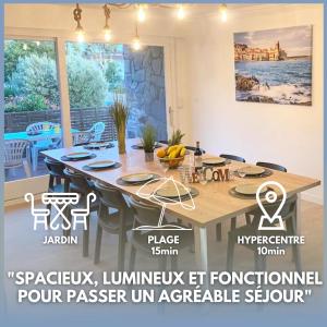 佩皮尼昂的住宿－L'Artmonie - Climatisé - Jardin - Centre-ville - Plage，一间用餐室,在房间内配有桌子