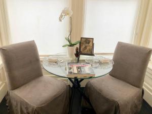 stół z 2 krzesłami i stół z książką w obiekcie Pacific Heights Grand Elegant Studio w mieście San Francisco