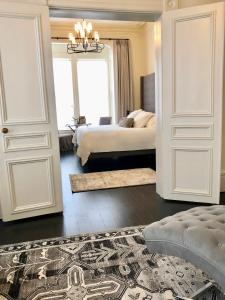 a bedroom with a bed and a door with a window at Pacific Heights Grand Elegant Studio in San Francisco